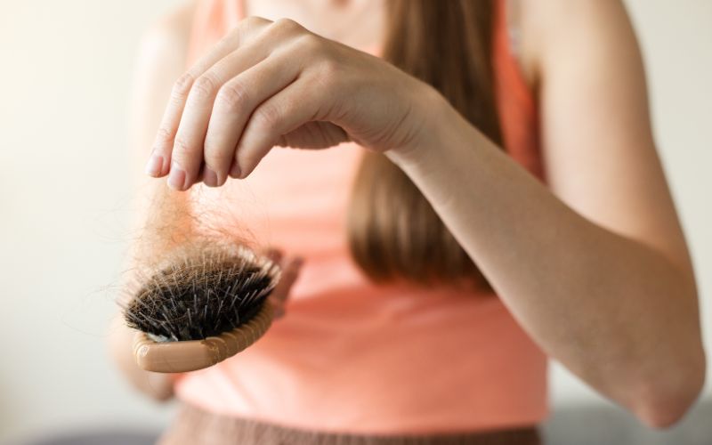 Por que doenças como dengue e COVID causam queda de cabelos?